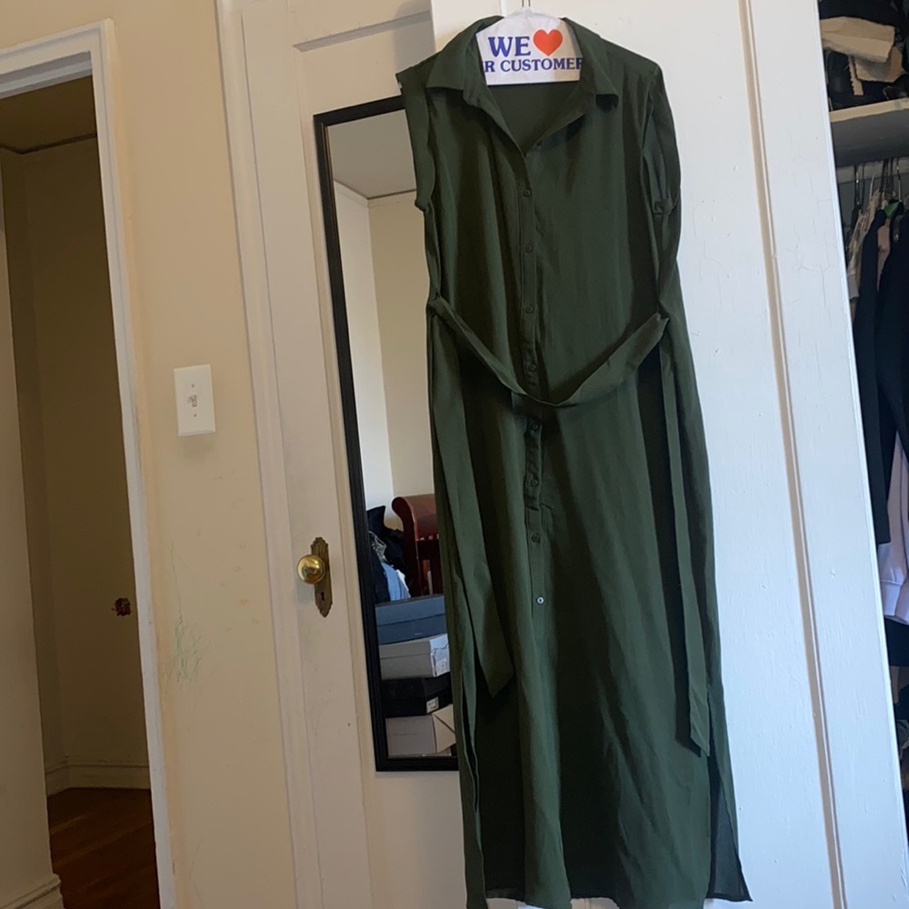 Green maxi dress with slits on the side